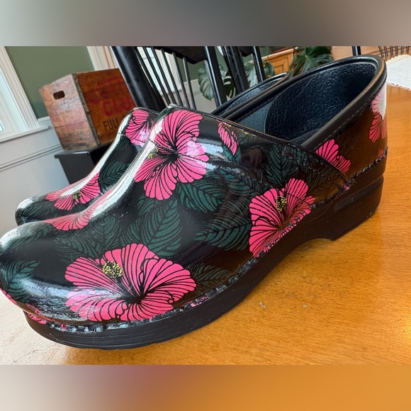 Floral Women's Clogs - Black and Pink - Picture 8 of 8